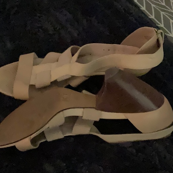 Cream colour heel in size 8 - Picture 2 of 2